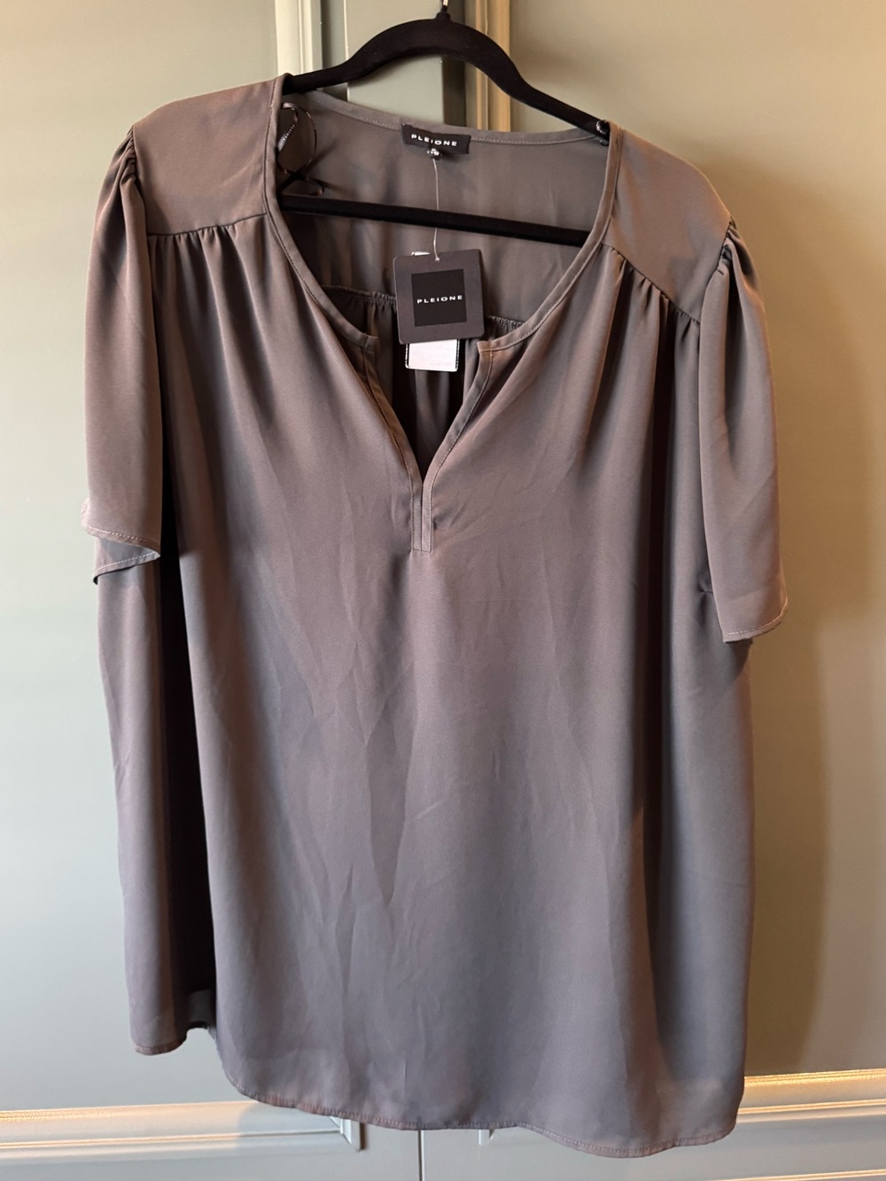 NWT Pleione Dark Gray/Green Short Sleeve V-Neck Peasant Blouse
